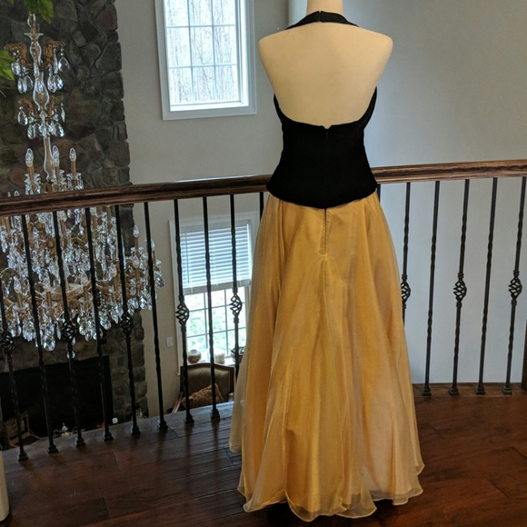 A black and gold Te Rez dress in a size 6 - Picture 3 of 4